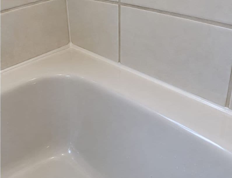 The same bath edge with clean new silicone